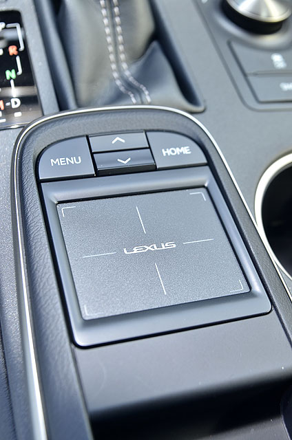 嶄新的觸控式Remote Touch資訊整合操控介面設置至排檔座的後方，跟4門的IS房車明顯不同。