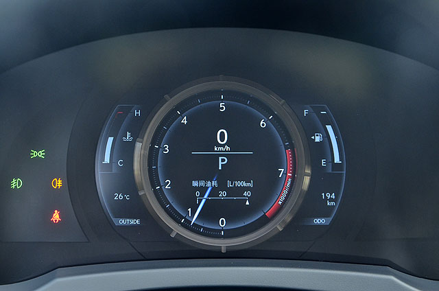 F SPORT車型採用源自LFA超跑儀表板設計的單環數位動態儀表板，在ECO或NORMAL模式下，外圈散發出淡藍光色。