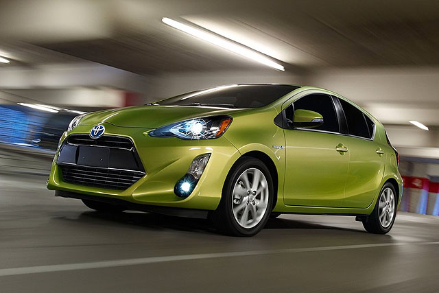 在剛結束的美國洛杉磯車展,豐田將全新小改款的Prius c迷你油電車全球首演,換上全新的LED頭燈組及更具侵略性的6邊形水箱護罩,最快可望趕在本月底前在台上市。