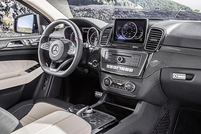 GLE 450 AMG Coupe則加入了更多性能元素，如碳纖維與鋼琴烤漆飾板、金屬踏板等。