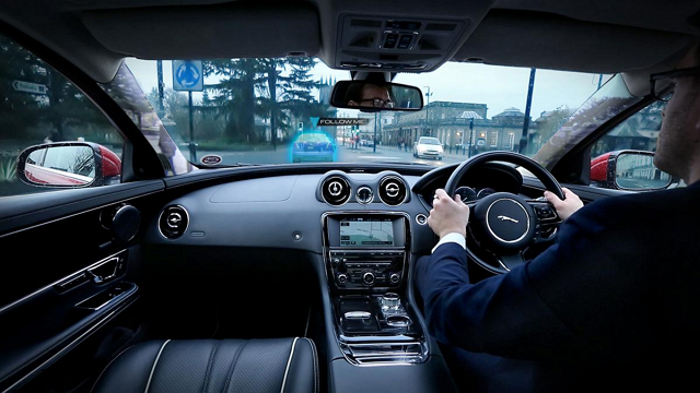 「如果我們能讓駕駛人的視線能不受干擾，專注在眼前的道路資訊上，他們就能在一個嚴苛壅塞的環境中，做出更好的決定。」