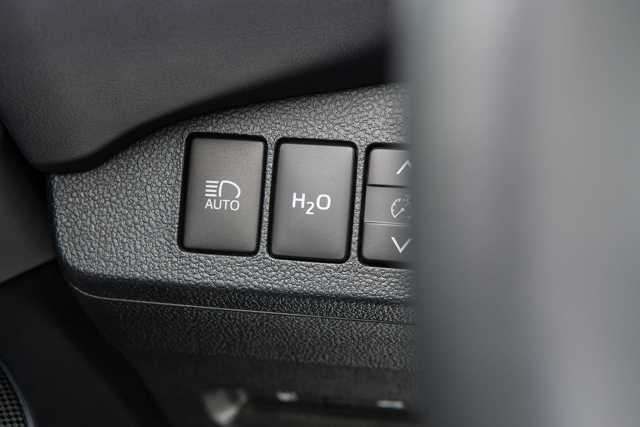 Toyota Mirai 不會產生任何的廢氣，只會合成水。