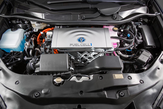 Toyota Mirai 能從空氣中截取氧氣，與氫燃料電池中的氫氣結合產生動能。