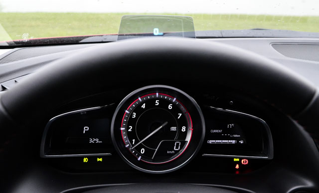 Mazda3採轉速表中置的高反差飛翼式儀表設計，上方並附有Active Driving Display的時速顯示屏，營造出開戰鬥機般的駕馭氛圍，讓座艙的熱血指數破表。