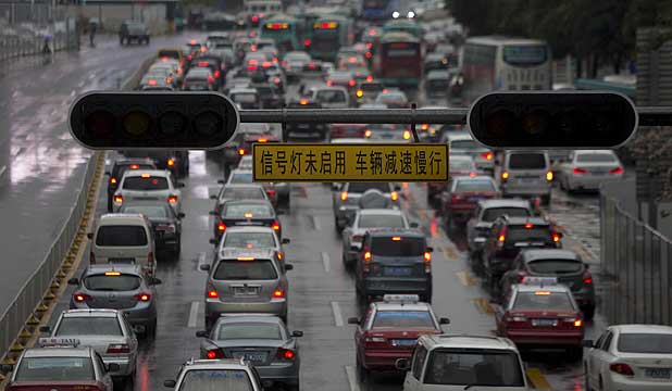 中國深圳昨天突然宣布「汽車限購令」，並在20分鐘後立即生效。（圖片來源：彭博社）