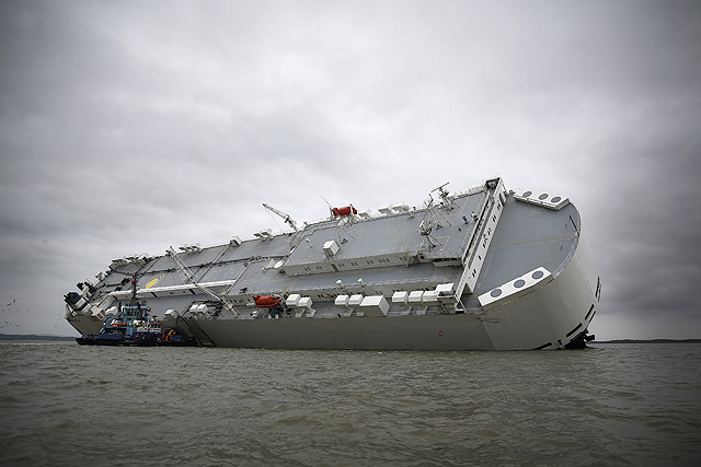 一艘載有多達1400輛汽車的貨輪「Hoegh Osaka」號3日晚上從英國的南安普敦要前往德國途中，不幸在英國懷特島邊擱淺。（圖片來源／彭博）