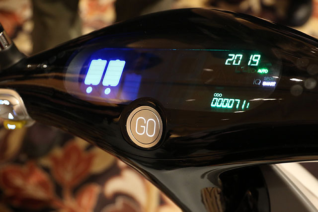 儀表板和車燈全部都使用LED燈泡。