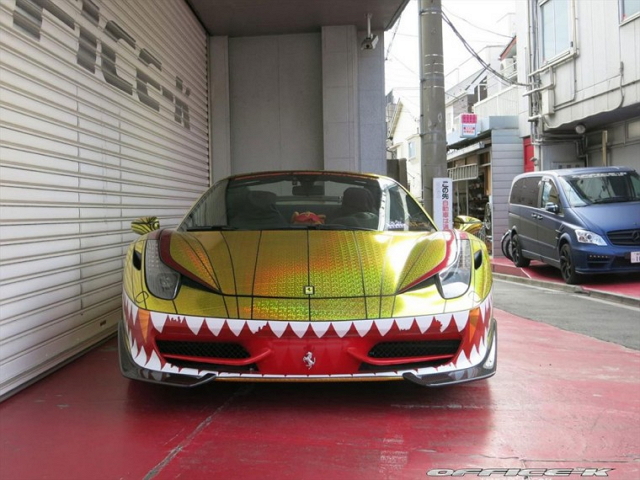 用俗艷的金色塗裝並結合綠色反光紋的包裝，更將車頭彩繪成面目猙獰的鯊魚。（圖片來源／Office-K）