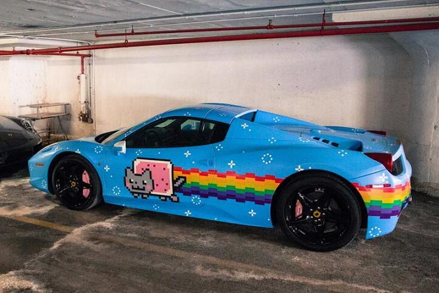 由知名DJ─Deadmau5改裝的喵喵貓（Nyan Cat）造型Ferrari 458。（圖片來源／Deadmau5官方推特）