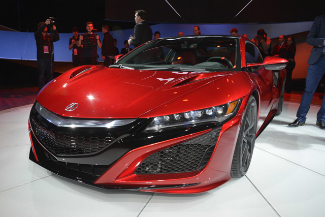 2016 NSX 以 3.7L V6 雙渦輪引擎作為主要動力輸出，搭配三具電動馬達