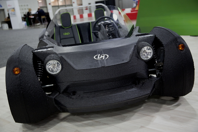 這輛 3D 列印汽車名為「Strati」，Local Motors將其選擇在底特律車展公開亮相，此台車共有2個座位，車身、底盤是由3D列印製成，材質為碳纖維增強型熱塑性塑膠。（圖片來源／彭博社）