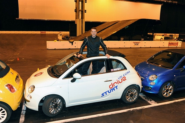 Alastair Moffatt 則以 Fiat 500 再度破了金氏世界紀錄！（圖片來源：World Record Academy）