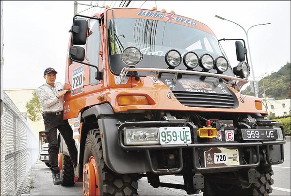 「台灣車神」陳和皇拿出十台個人珍藏的骨董車出售，包括2010年出賽的賓士Unimog U500「台灣媽祖號」。