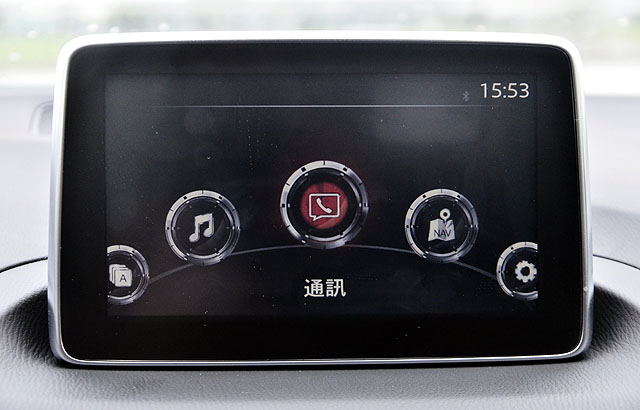 本車MZD CONNECT人機智慧資訊整合系統的訊息是透過中控台上方7吋中央資訊顯示幕顯示。
