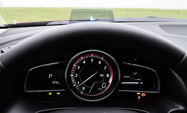 Mazda3採轉速表中置的高反差飛翼式儀表設計，上方並附有Active Driving Display的時速顯示屏，營造出開戰鬥機般的駕馭氛圍，讓座艙的熱血指數破表。