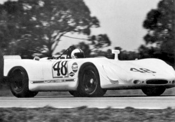 史提夫麥昆與 Porsche 908 。（圖片來源/網路）
