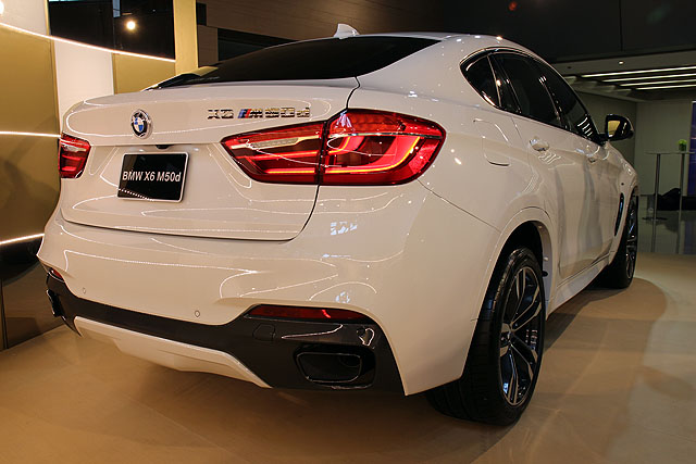 搭載M款空力套件的X6 M50d，車尾的造型更加競技熱血。