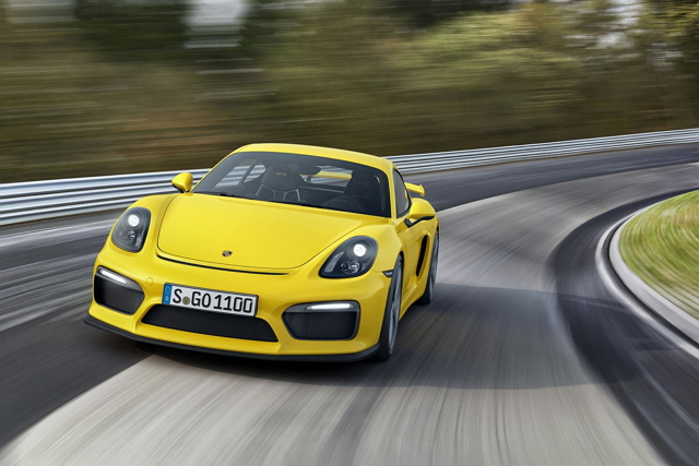 Cayman GT4搭載3.8升水平對臥六缸引擎，最大馬力可達385匹，從0-100km/h的加速時間僅需要4.4秒，且最高時速可達295km/h。