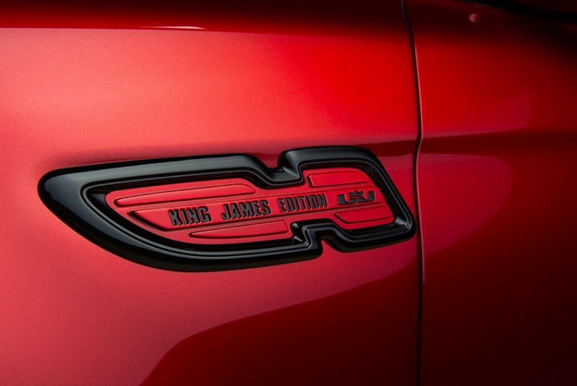 LeBron James 先前也在 Facebook 上貼出車側一角，看來是配有鑲有「King James Edition」字樣的特殊徽章。（圖片來源／截取自LeBron James Facebook）