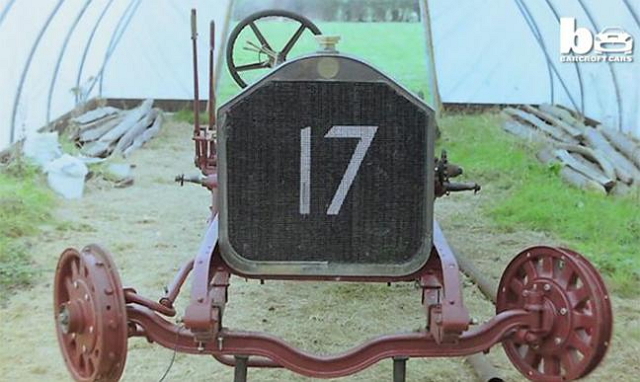 這部 1916 年的 LaFrance 轎車其實早就因年久疏於保養而幾近解體，是個被人棄至於穀倉的破銅爛鐵。（圖片來源／Barcroft Cars）