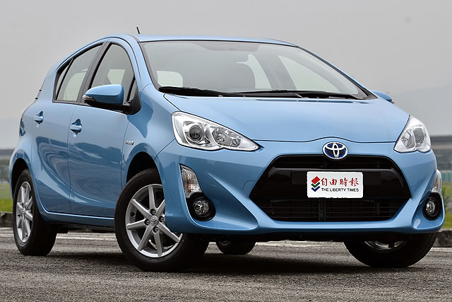 豐田Prius c小改款後換上黑色6角盾型水箱進氣壩，前保險桿造型及兩側霧燈、方向燈設計也跟著改變，頭燈內部也重新設計安排，整個車頭看起來更加年輕動感。