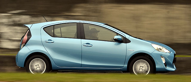 Prius c的動力性能足敷日常代步使用，根據原廠公布的性能數據其0～100公里／時加速需時10.7秒，還優於多數市售迷你車。柔韌有Q勁的底盤懸載調校，開起來還頗富樂趣，行路舒適性則屬豐田車一貫的調性。