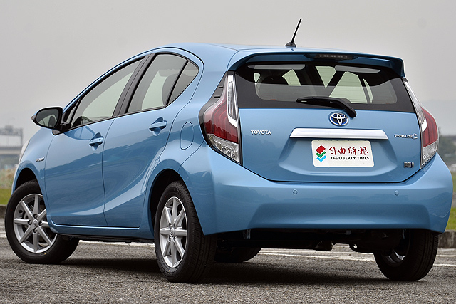 Prius c個性有型的掀背迷你車造型，小改款後換上新款直列式LED尾燈組，並將牌照框飾條由原來的車身同色改成鍍鉻，整體質感提升不少。