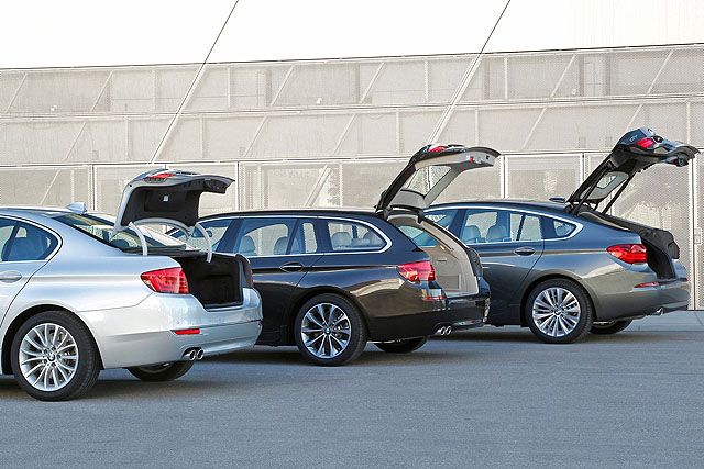 圖中由左至右依序分別為BMW 5系列房車、旅行車和Gran Turismo，可以清楚看出3者車身型式、行李廂蓋（後兩者為掀背式尾門）的差異，各自的載物容量與空間機能性也大異其趣。