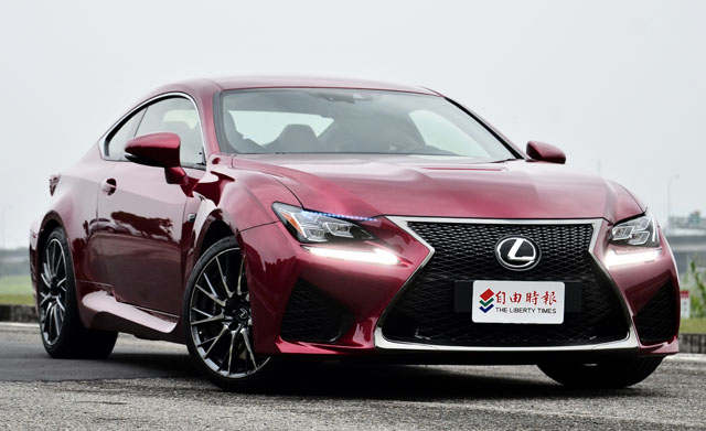 這輛燦豔紅車色的Lexus RC F標配3角形立體LED頭燈，Spindle Grille紡錘型水箱護罩向下延伸至前氣壩，視覺感非常剽悍，不禁讓人聯想到日本鋼彈動畫中「紅彗星」夏亞的座機。