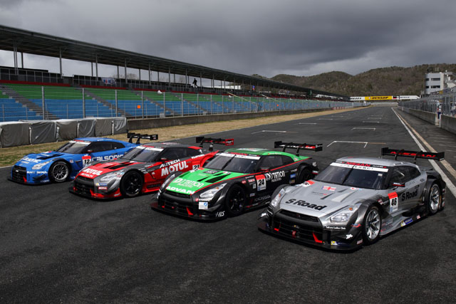 日產GT-R陣營是去年Super GT最大的贏家，囊括了GT500組車手及車隊雙料冠軍（左2紅灰配色塗裝的23號車）。