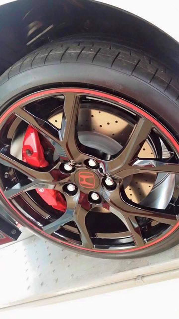 足下踏著4只19吋鋁圈，加上Brembo代工的剎車系統（前350mm），讓Civic Type-R擁有良好抓地力及制動力。（圖片來源／WorldCarFans）
