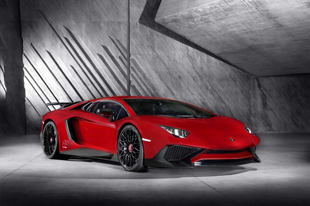 Aventador LP750-4 Superveloce換上重新設計的全車空力套件，前保桿以及進氣口造型都變得更富殺氣。