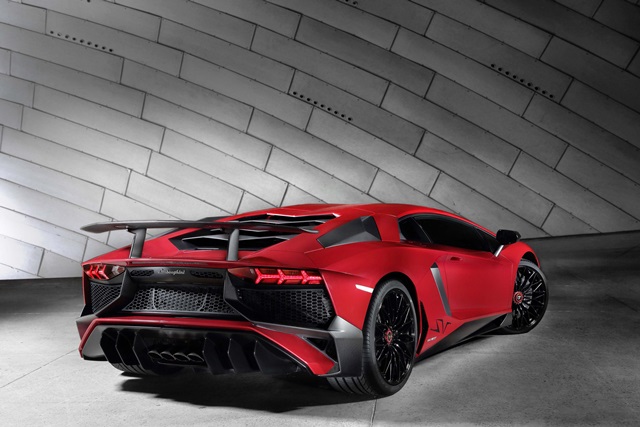 原廠也特別針對Aventador LP750-4 SV的排氣系統重新設定，SV車型的引擎聲浪更為響亮及狂暴。