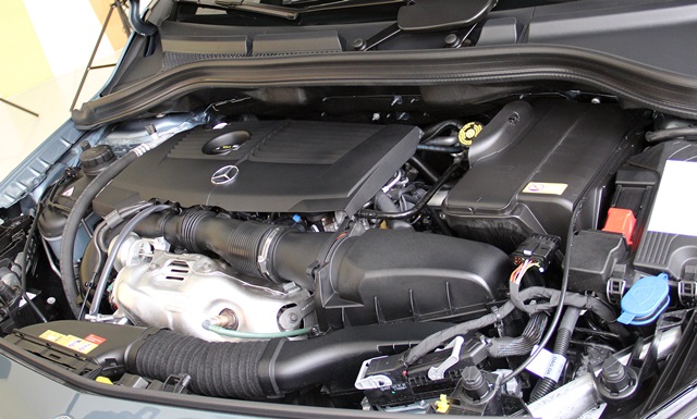 B180搭載1.6升四缸渦輪增壓引擎，最大動力為122hp/5000rpm、20.4kgm/1250~4000rpm，原廠公布0~100km/h加速成績為9.1秒。