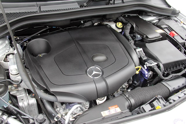 B200 CDI搭載2.1升四缸渦輪增壓柴油引擎，最大動力為136hp/5000rpm、30.6kgm/1400~3000rpm，原廠公布0~100km/h加速成績為9.8秒。