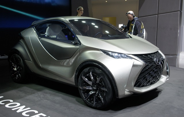 LF-SA Concept的扮相兇悍，原廠也為其配上銳利頭燈及L型LED日行燈組。（記者／方維鐸攝）