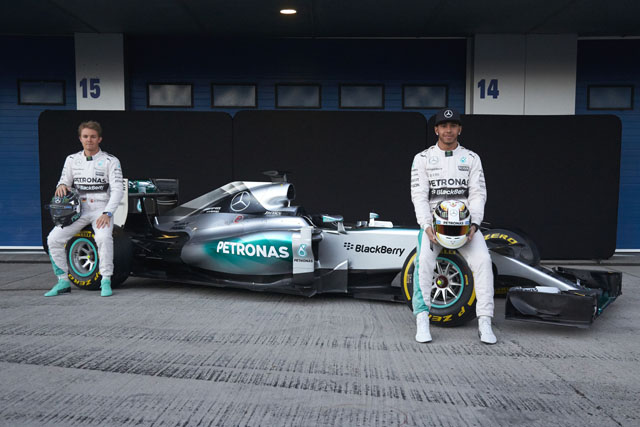賓士車隊今年的車手陣容依舊為Lewis Hamilton（右前）和NicoRosberg的黃金組合，整體戰力被各界高度看好。