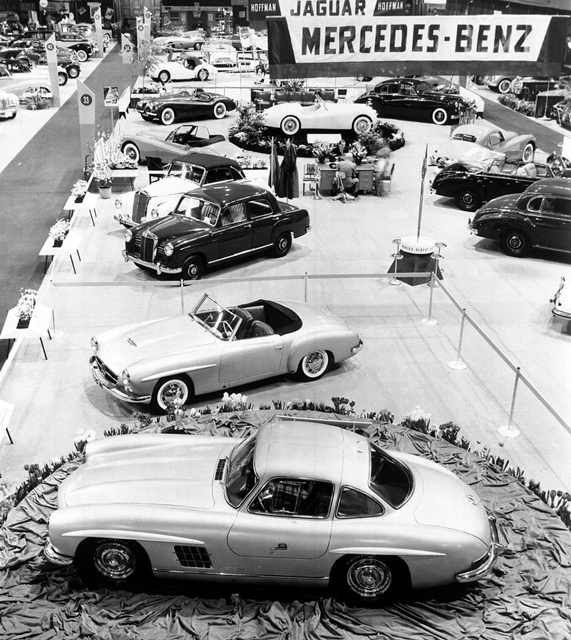Mercedes 190 SL於1955年的日內瓦車展中登場，並於該年5月份正式投產。