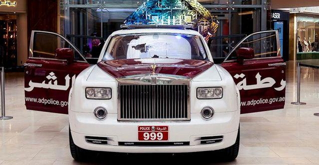 為了不讓杜拜警方專美於前，阿拉伯聯合大公國（UAE）首都阿布達比（Abu Dhabi）當局近日入手了一輛以紅白配色的Rolls-Royce Phantom作為警車。
