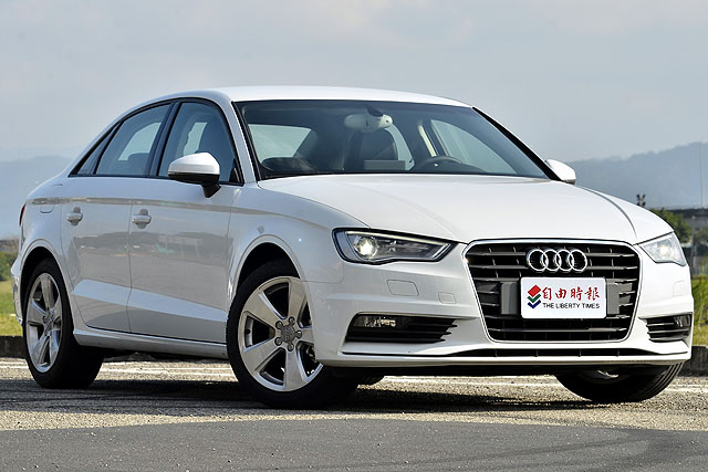 2013年底Audi A3 Sedan上市時先導入30 TFSI（1.4升）和40 TFSI（1.8升）兩動力車型，Audi Taiwan去年底又追加搭載具有主動式汽缸管理與汽門伸程控制系統的35 TFSI CoD車型（1.4升），讓A3車系的產品線更加完整，提供消費者多樣化的車型選擇。