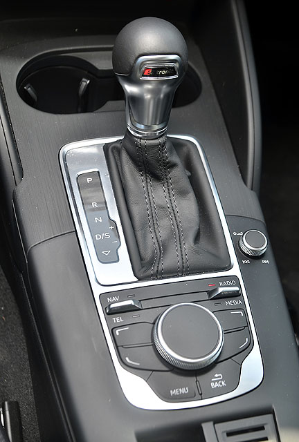 車上配置了S tronic雙離合器7速自手排系統。