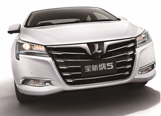 小改款車頭增添了大量鍍鉻飾條點綴，車頭也換上內嵌的LED日行燈。(圖片來源／東風裕隆)