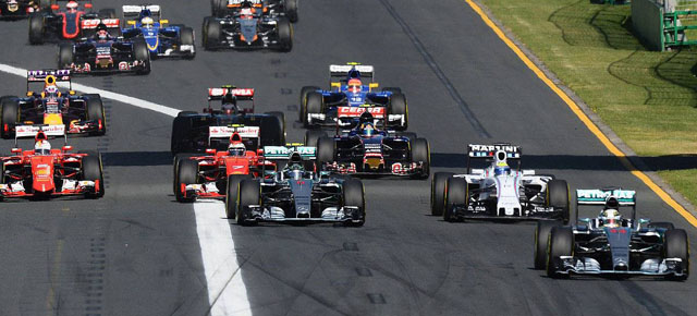 由頭排竿位起跑的Lewis Hamilton（圖中44號車）一馬當先，取得領先優勢，從頭領先到過終點線。