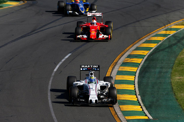 Williams第3位起跑的巴西老將Felipe Massa，由於車速無法追擊前方領先的兩輛賓士W06賽車，只能跑在Sebastian Vettel及Felipe Nasr兩人前方，直到第1次進維修區換胎後才落後於Vettel之後。