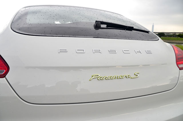 車型字樣有e-hybrid特有的螢光綠色滾邊。