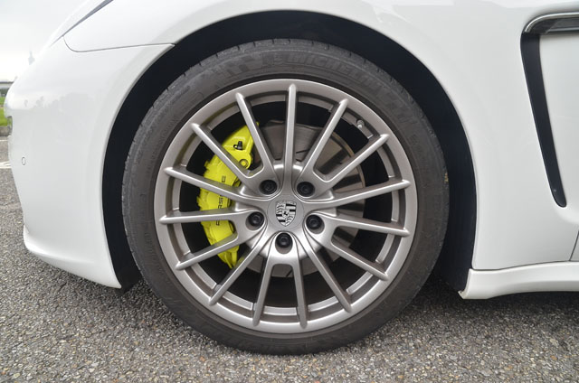 試駕車另選配了20吋Panamera Sport胎圈組，更彰顯GT跑車非凡的性能氣勢。