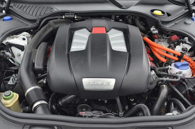本車的Hybrid系統以一具3.0升V6缸內直噴機械增壓引擎（最大馬力為333匹，扭力峰值44.9公斤米），搭配鋰電池模組電動馬達（輸出功率95匹馬力/31.6公斤米），可產生416匹最大總和馬力與60.2公斤米最大總和扭力。