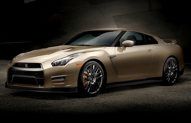 GT-R 45th Anniversary Edition將搭載碳纖維車身空力套件、Recaro運動化跑車座椅、20吋RAYS鋁圈、專屬車內金屬銘牌以及金光閃閃的特殊金色烤漆車身。
