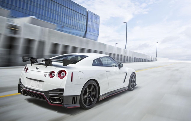 若覺得一般的GT-R性能還難以滿足，最大動力600hp/66.4kgm的GT-R Nismo絕對會是你的好選擇，不過售價也高達149990美元(折合台幣約為476.3萬元)！
