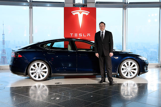 現在自動駕駛車能否合法上路都還是個問題，但Elon Musk斷言：「未來人類將被禁止開車！」（圖片來源／彭博）